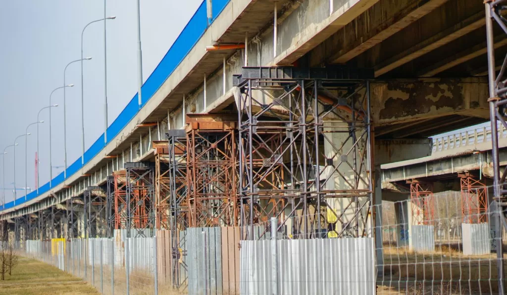 Trilhos na Construçao de Pontes