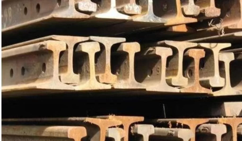 Trilhos ferroviários usados para escoras