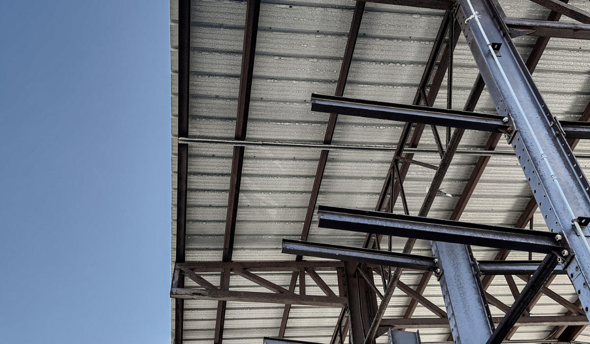 Trilhos ferroviários usados para estrutura de galpões