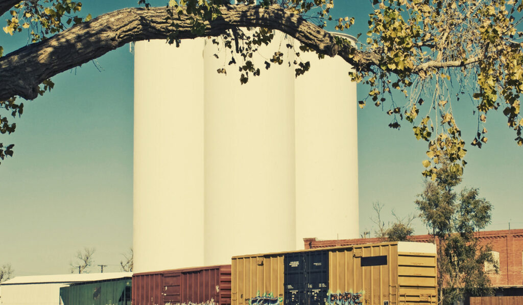 Trilhos de trem usados para estrutura de silos